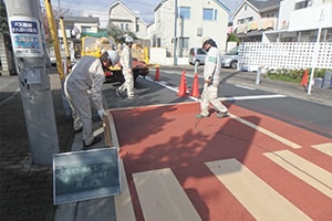 施工実績2: 薄層カラー舗装工 樹脂系すべり止め舗装工 施工中